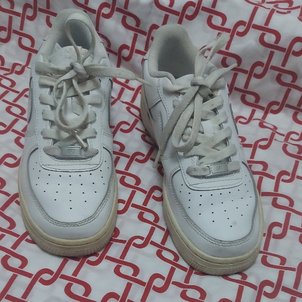 Nike White Sneakers with Retro Style and Breathable Leather